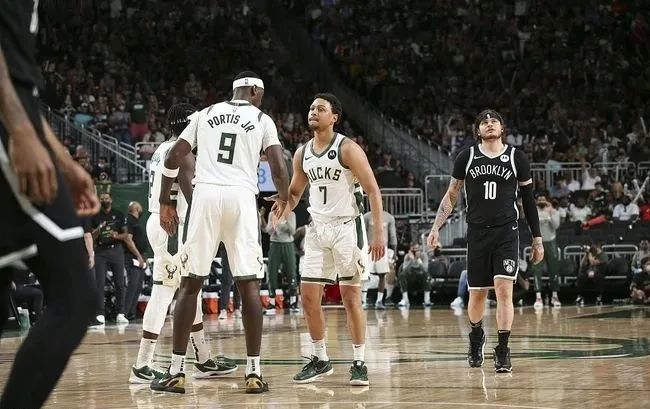 nba下注平台- 库里三分雨浇灭尼克斯反扑  